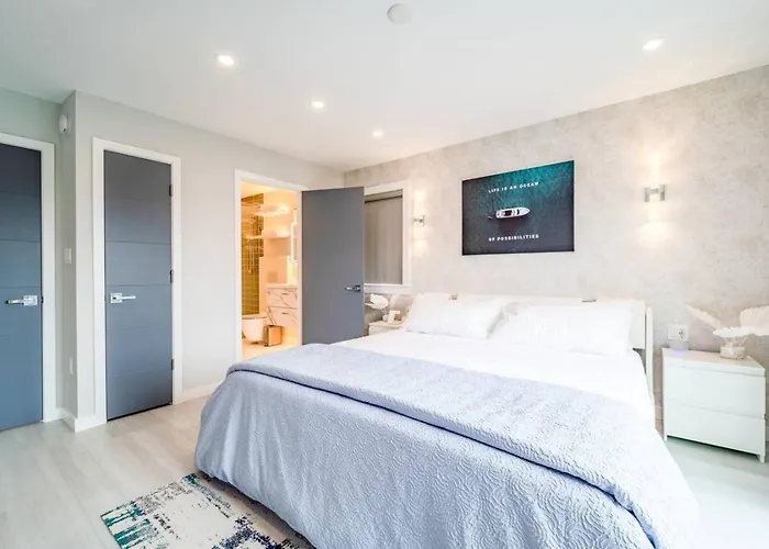 Holiday home Luxury Ocean Condo, Walk To Beach, Outdoor Pool, Tennis, Pickleball